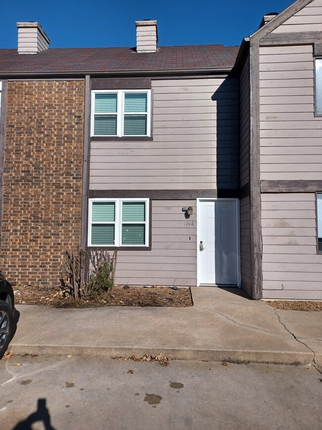 Building Photo - 1016 Riverview Dr