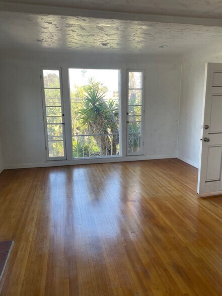 Living room front window facing street - 1416 Ellsmere Ave