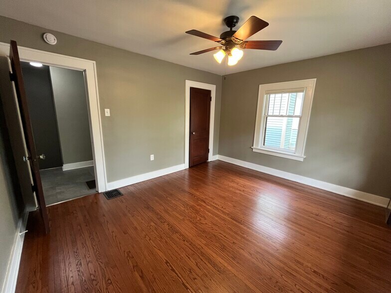 Bedroom - 747 Thieme Dr