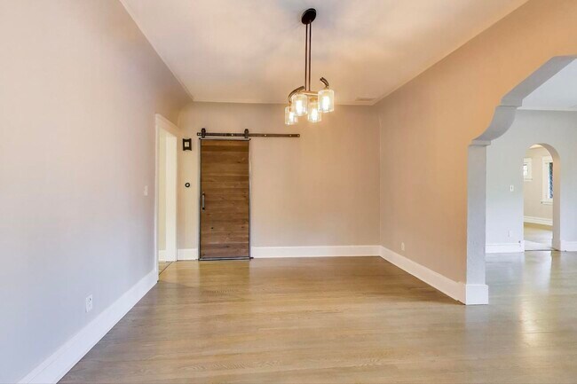 Building Photo - 1601 W Touhy Ave