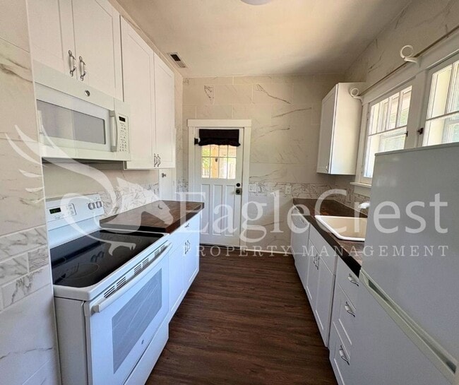 Building Photo - Beautifully Renovated Historic 3 Bedroom Home