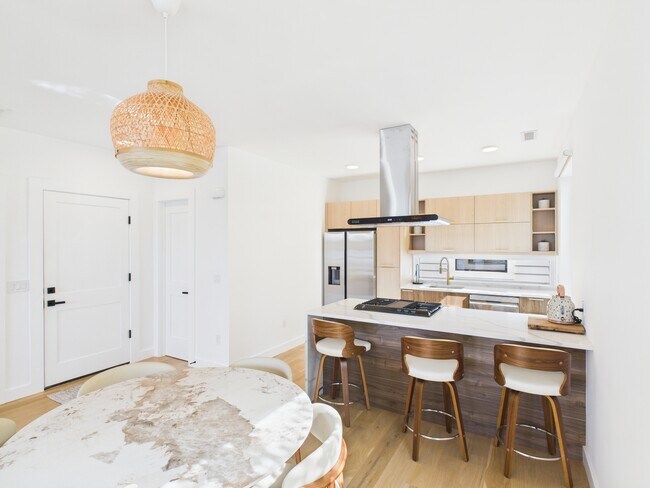 Dining Area - 904 Quinnipiac Ave
