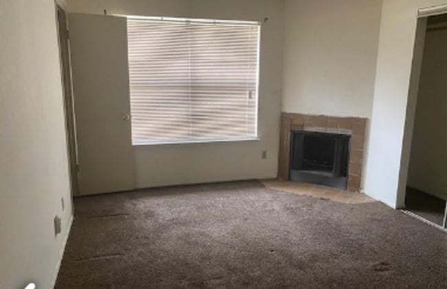 Building Photo - 2 Bed 2.5 Bath