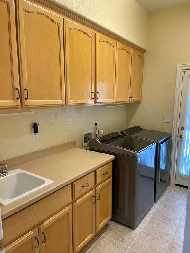 Building Photo - Broadstone Solar Home - 5 Bdrms, 4 Baths