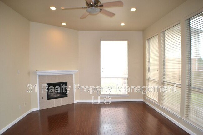 Building Photo - 1013 Clear Creek Dr