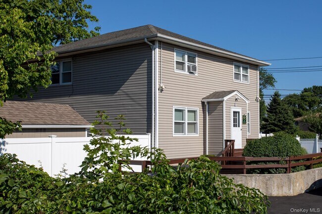 Primary Photo - 10 Laramie Rd