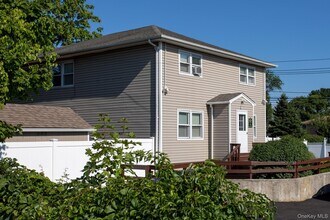 Building Photo - 10 Laramie Rd