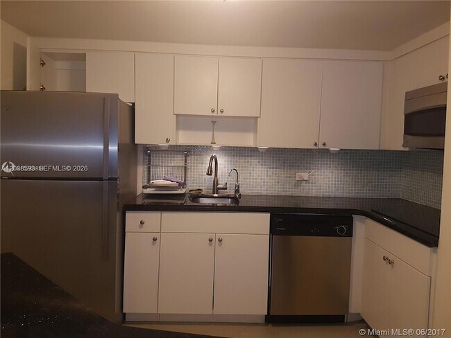 Building Photo - 801 Brickell Bay Dr