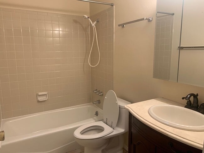 Building Photo - Heritage Hills 3 Bedroom