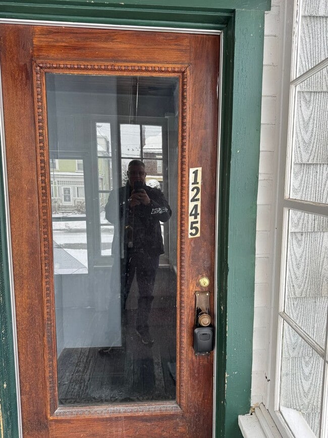 Building Photo - 1245 W 9th St