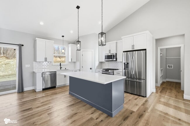 Building Photo - 4 Bedroom | 2.5 Bathroom | 2 Car Garage - Convenient Location!