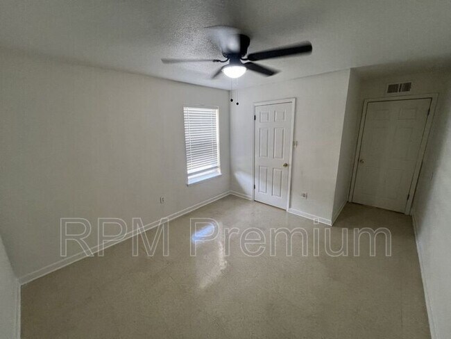 Building Photo - 2150 N Sherwood Forest Dr
