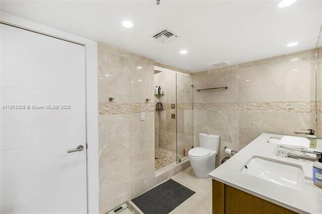 Building Photo - 2625 Collins Ave