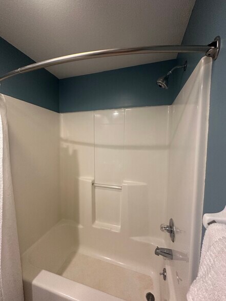 Second bathroom shower/tub. - 2132 Ridgeview Cir
