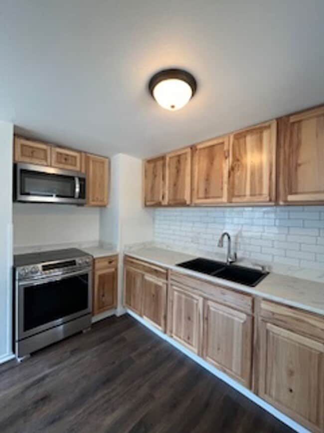Building Photo - 215 Elm St