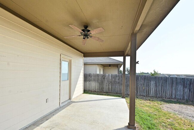 Building Photo - 704 Saengerhalle Rd