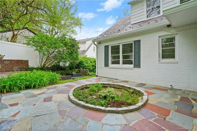 Building Photo - 6 Wildway