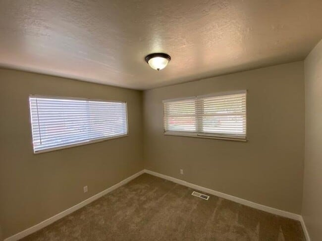 Building Photo - 3 Bedroom 2 Bath Single Family Home