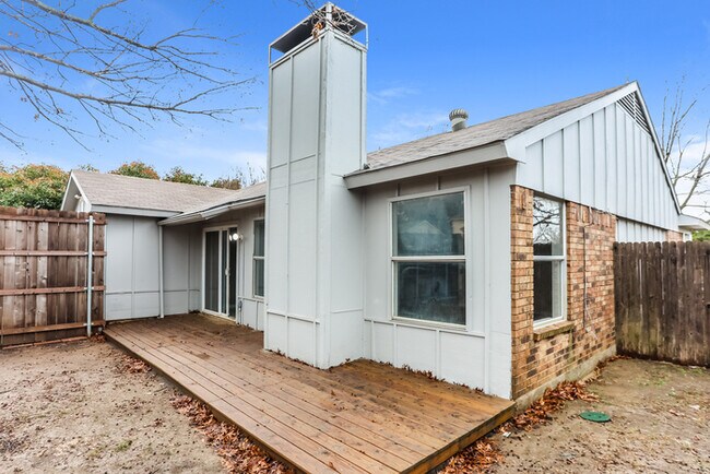 Building Photo - 2114 High Bluff Dr