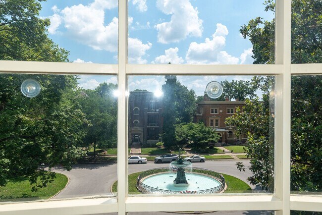 Building Photo - 1432 St James Ct