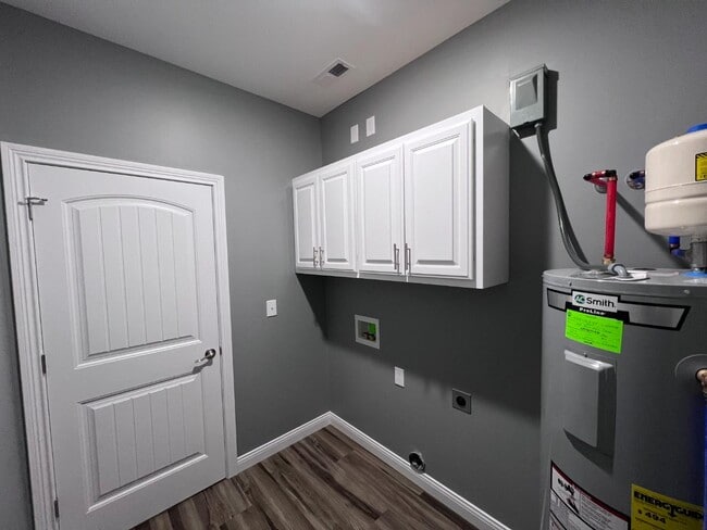 Building Photo - Twin Oaks Drive