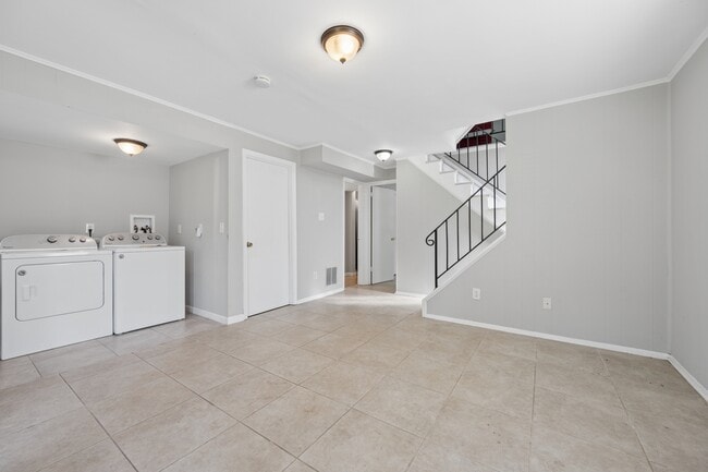 Building Photo - 1615 Colonial Way