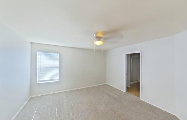 Building Photo - Move in ready