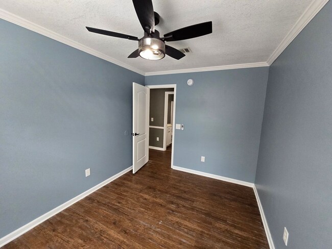 Building Photo - 5527 Lassen St