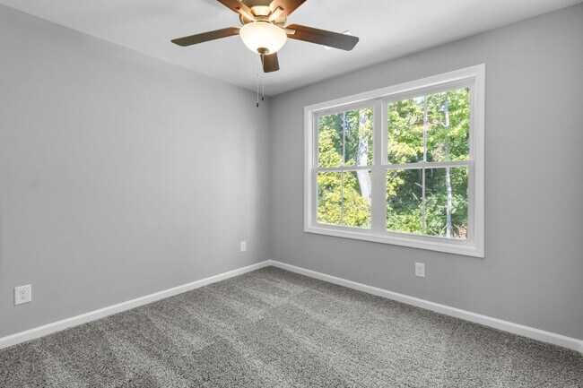 Building Photo - Close to Downtown! Home with 3 Bedrooms an...