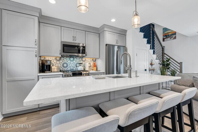 Building Photo - 502 12th Ave