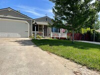 Building Photo - Charming & Unique Fair Oaks Home with Deta...
