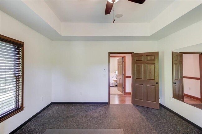 Building Photo - 2870 Roanoke Rd