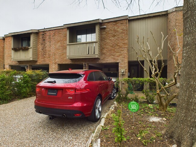 Building Photo - 9400 Doliver Dr