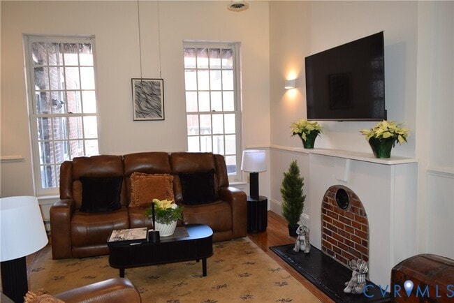 Building Photo - 422 W Clay St