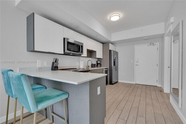 Building Photo - 321 NE 26th St