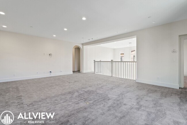 Building Photo - Luxurious and Rare 5 Bed 5.5 Bath Located ...