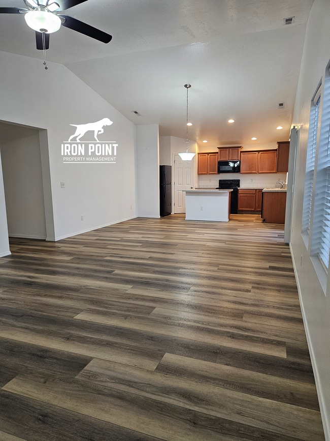 Building Photo - *$500 off your first months rent!* Move-in Ready Home w/new paint & flooring throughout, 2 car ga...