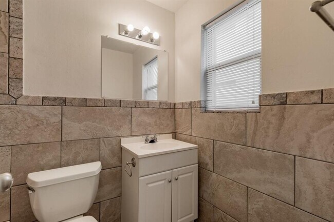 Building Photo - 319 E Edwards St