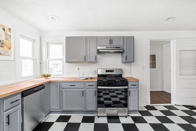 Building Photo - Remodeled 3 Bed 2 Full Bath Within Walking...