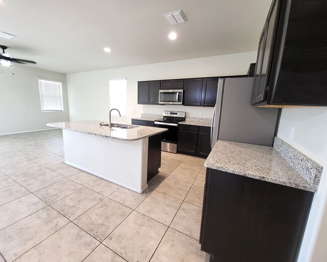 Building Photo - 3 Bedroom 2 Bathroom Magma Ranch Home