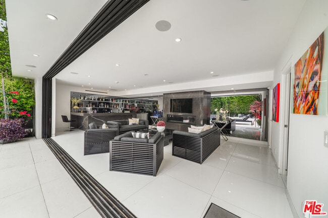 Building Photo - 511 N Rexford Dr