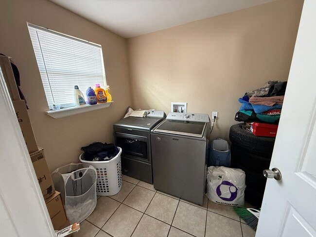 Building Photo - 401 E 43rd St