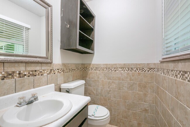 Building Photo - 7201 Dogwood Dr SW