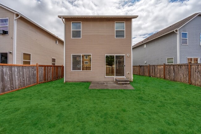 Building Photo - 3 Bedroom 2.5 Bath with fenced yard
