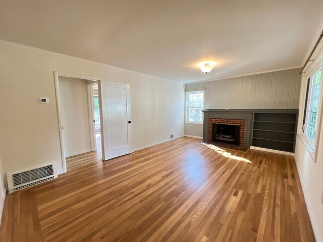 Building Photo - 2 Bedroom/1 Bath Available in Oakland!