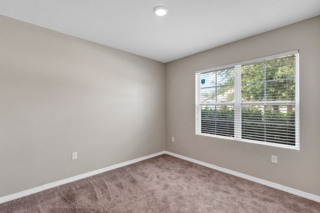 Building Photo - Sunny, Move-In Ready 4-Bed Home in Winter Haven with Modern Finishes and Two-Car Garage