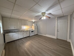 Building Photo - 1 Bedroom Upper Unit Apartment