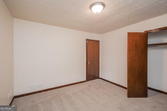 Building Photo - 2245 Pinewood Dr