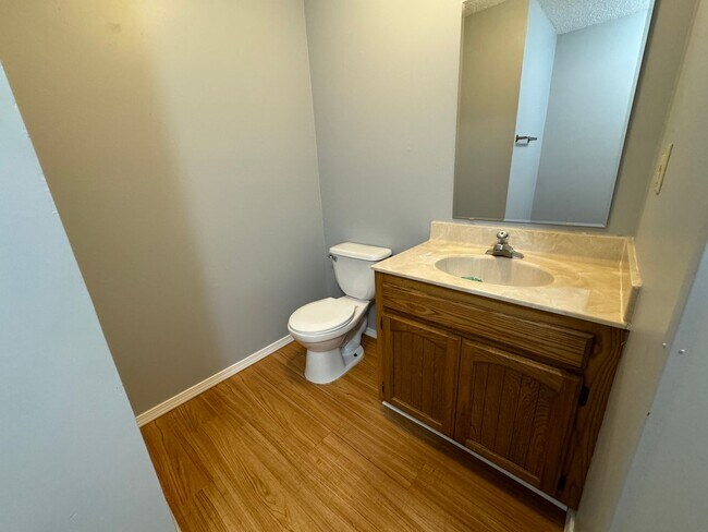 Building Photo - SPACIOUS DUPLEX in Southeast Springfield w...