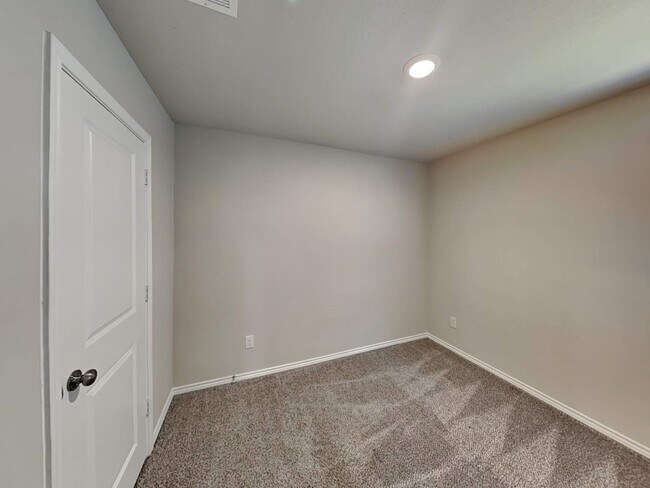 Building Photo - 144 Hollywood Dr